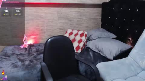 pretty_cristal22 online show from October 31, 12:44 am