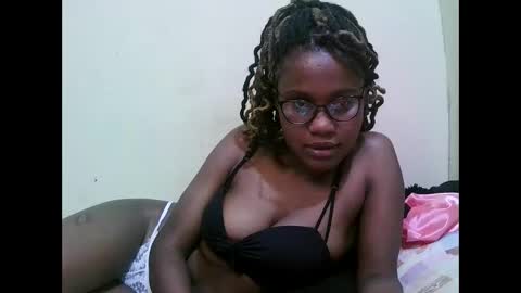 Snapshot of pretty_mellan chatting on February 7, 11:12 am pretty_mellan online show from February 7, 11:12 am