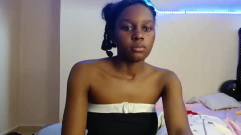 Snapshot of pretty_nyra chatting on May 2, 7:24 am Nyra online show from May 2, 7:24 am