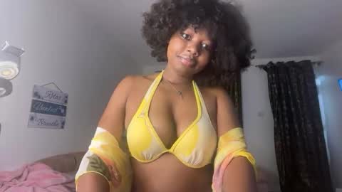 Snapshot of pretty_peaches chatting on December 13, 7:53 pm Pretty peaches online show from December 13, 7:53 pm