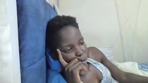 pretty_petite_ebony online show from April 8, 12:10 am