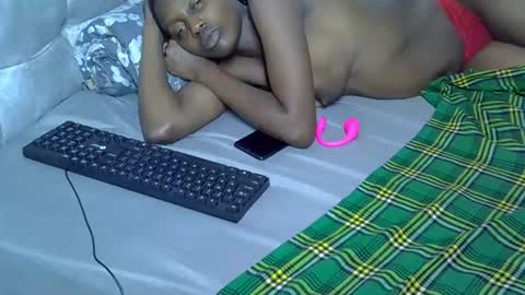 Snapshot of prettyelsie chatting on January 12, 10:59 pm Prettiesexxy online show from January 12, 10:59 pm