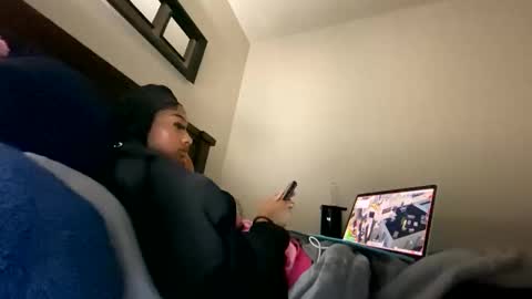 Snapshot of prettyfacefemale chatting on February 3, 6:22 am prettyfacefemale online show from February 3, 6:22 am