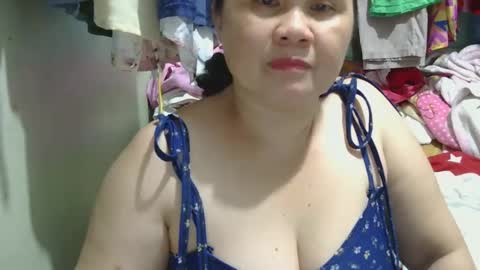 Snapshot of prettynhing chatting on January 10, 11:43 am Nhing online show from January 10, 11:43 am