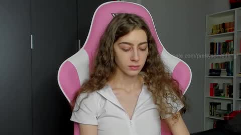 Snapshot of prettysomething chatting on September 18, 5:53 am Sophie next stream will be at Monday i will wait you guys online show from September 18, 5:53 am