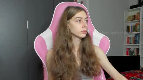 Snapshot of prettysomething chatting on October 15, 5:40 am Sophie next stream will be at Monday i will wait you guys online show from October 15, 5:40 am