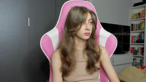 Snapshot of prettysomething chatting on October 23, 6:45 am Sophie next stream will be at Monday i will wait you guys online show from October 23, 6:45 am