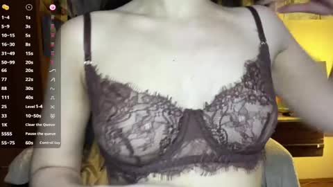 Amelia online show from April 25, 1:41 pm