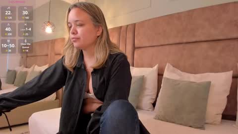 Snapshot of princesa_paris chatting on February 6, 11:43 am Paris online show from February 6, 11:43 am