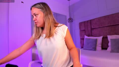 Snapshot of princesa_paris chatting on March 11, 11:33 am Paris online show from March 11, 11:33 am