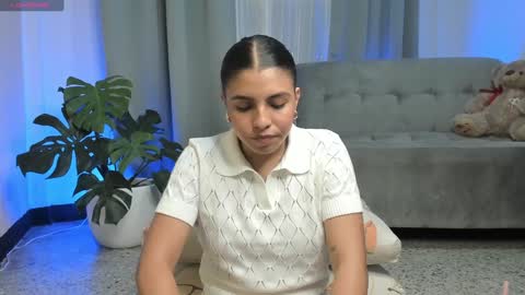    INDEPENDENT MODEL online show from December 6, 8:07 pm