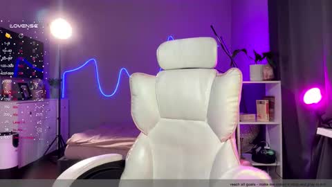 Snapshot of purple_baby chatting on November 19, 1:00 pm Sasha wait you here 6 of November. will celebrate my B- day online show from November 19, 1:00 pm