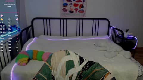 Snapshot of purplebeawer chatting on December 27, 11:21 pm Francine online show from December 27, 11:21 pm