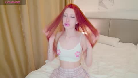 Snapshot of purring_cat chatting on November 27, 9:17 pm Lilly online show from November 27, 9:17 pm