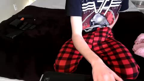 Snapshot of pussylover2182 chatting on December 10, 9:33 pm pussylover2182 online show from December 10, 9:33 pm