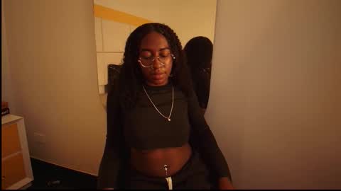 Snapshot of qeen_black2 chatting on December 16, 9:42 pm Keyla Queen Black online show from December 16, 9:42 pm