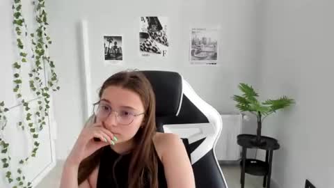 Snapshot of queen_amelie chatting on June 19, 9:02 am Amelie online show from June 19, 9:02 am