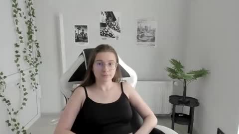 Snapshot of queen_amelie chatting on June 20, 7:55 am Amelie online show from June 20, 7:55 am