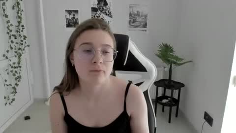 Snapshot of queen_amelie chatting on June 24, 8:02 am Amelie online show from June 24, 8:02 am