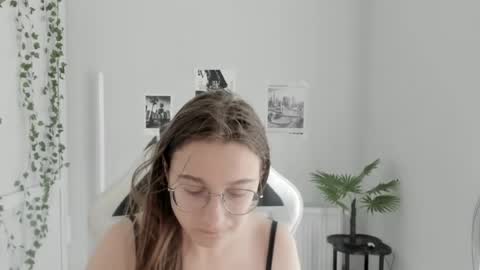 Snapshot of queen_amelie chatting on June 26, 8:30 am Amelie online show from June 26, 8:30 am