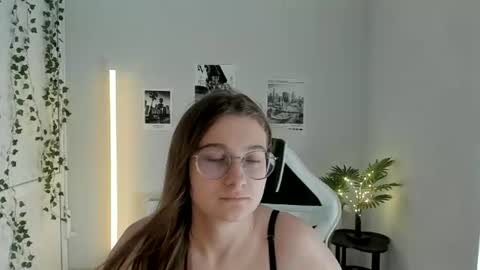 Snapshot of queen_amelie chatting on July 4, 7:36 am Amelie online show from July 4, 7:36 am