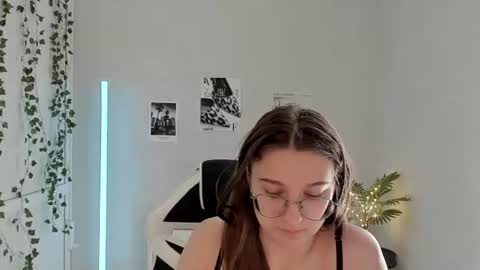 Snapshot of queen_amelie chatting on July 7, 8:18 am Amelie online show from July 7, 8:18 am