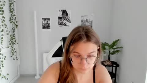 Snapshot of queen_amelie chatting on July 11, 8:17 am Amelie online show from July 11, 8:17 am