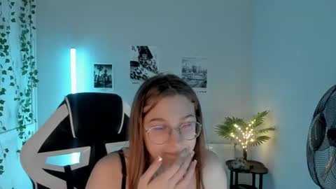 Snapshot of queen_amelie chatting on July 13, 8:06 am Amelie online show from July 13, 8:06 am
