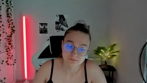 Snapshot of queen_amelie chatting on July 14, 8:08 am Amelie online show from July 14, 8:08 am