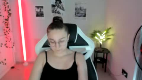 Snapshot of queen_amelie chatting on July 14, 10:21 am Amelie online show from July 14, 10:21 am