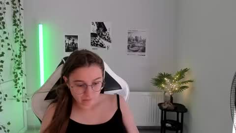 Snapshot of queen_amelie chatting on July 16, 7:03 am Amelie online show from July 16, 7:03 am