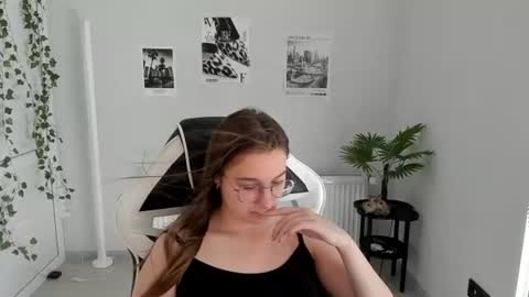 Snapshot of queen_amelie chatting on July 17, 7:04 am Amelie online show from July 17, 7:04 am