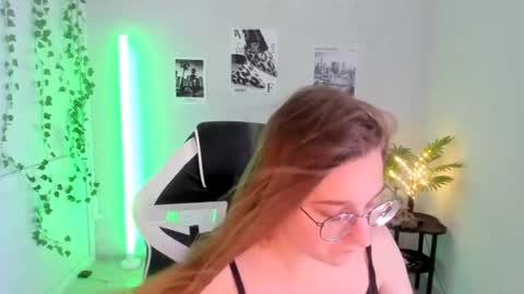 Snapshot of queen_amelie chatting on July 18, 8:18 am Amelie online show from July 18, 8:18 am