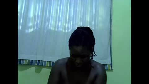 Snapshot of queen_diva01 chatting on April 28, 7:02 am queen_diva01 online show from April 28, 7:02 am