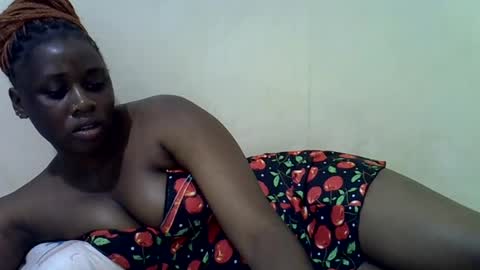 Snapshot of queen_leilla chatting on June 12, 7:40 am queen_leilla online show from June 12, 7:40 am