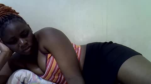 Snapshot of queen_leilla chatting on June 16, 2:47 am queen_leilla online show from June 16, 2:47 am