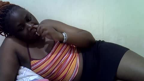 Snapshot of queen_leilla chatting on June 17, 2:58 am queen_leilla online show from June 17, 2:58 am
