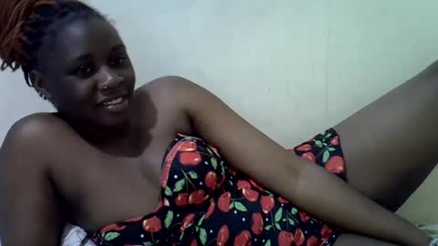 Snapshot of queen_leilla chatting on June 25, 4:56 am queen_leilla online show from June 25, 4:56 am