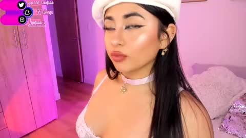 Snapshot of queen_liana chatting on January 2, 10:05 am Liana online show from January 2, 10:05 am