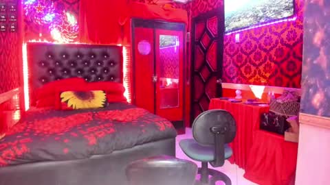 Snapshot of queen_lily chatting on December 20, 10:54 pm Lily online show from December 20, 10:54 pm