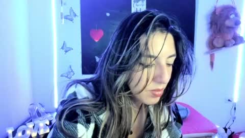 Snapshot of queen_natttyy chatting on March 9, 6:39 am queen_natttyy online show from March 9, 6:39 am