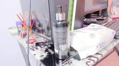 Snapshot of queen_yully chatting on December 8, 6:17 pm queen_yully online show from December 8, 6:17 pm