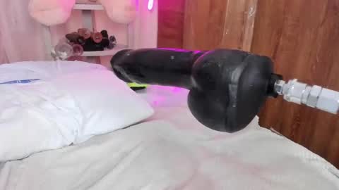 Snapshot of queen_yully chatting on March 6, 8:48 pm queen_yully online show from March 6, 8:48 pm