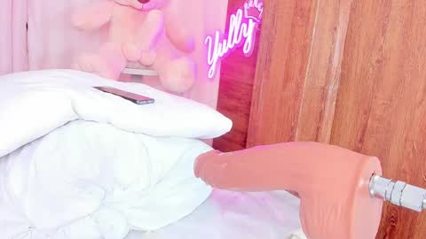 Snapshot of queen_yully chatting on March 7, 10:32 pm queen_yully online show from March 7, 10:32 pm