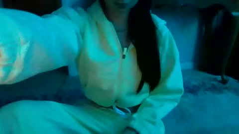 Snapshot of queenbee6269 chatting on December 12, 7:41 am queenbee6269 online show from December 12, 7:41 am