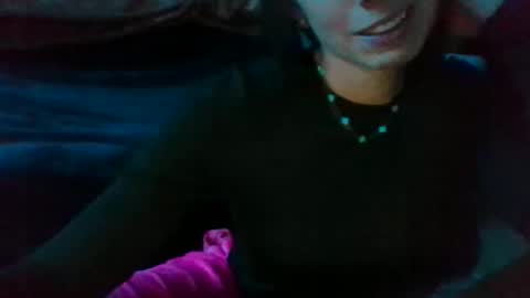 Snapshot of queenbee6269 chatting on December 13, 5:27 am queenbee6269 online show from December 13, 5:27 am