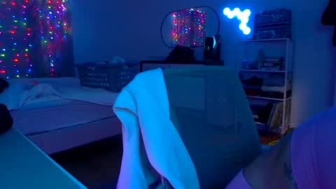 Snapshot of queenbee6269 chatting on September 13, 8:25 am queenbee6269 online show from September 13, 8:25 am