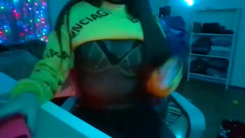 Snapshot of queenbee6269 chatting on January 10, 11:12 am queenbee6269 online show from January 10, 11:12 am