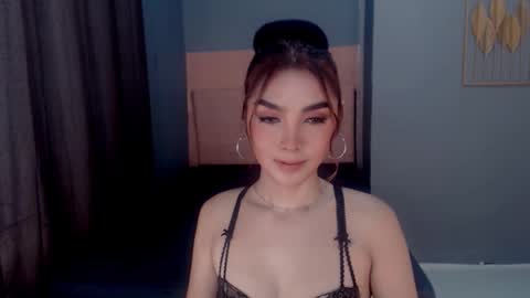 queenemeraldts online show from December 19, 2:29 am