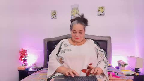 Snapshot of queenmature chatting on April 24, 8:00 pm VickyBoobss online show from April 24, 8:00 pm